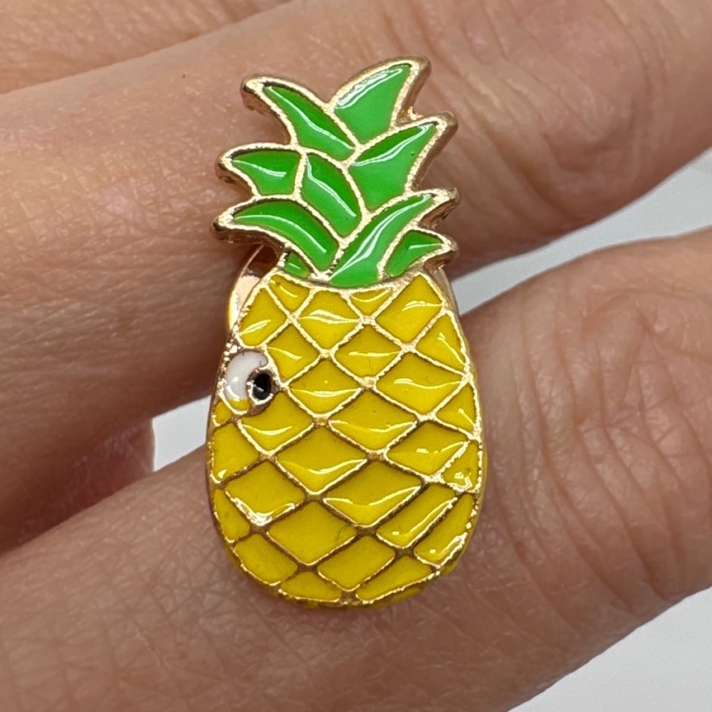 Cute Pineapple Enamel Pin with Googly Eye Gold Tone Tropical Fruit .75" Tall‎